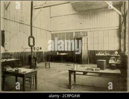 . Oeuvres de Pierre Curie : publiées par les soins de la Société française de physique . Vue extérieure des bâtiments où ont été faites les recherches relatives à la découverte du Radium. (Ecole de Physique et de Chimie de la ville de Paris.) *.1i;!ji • ■ H EL »fc- - j : l ■ l ï . ?^S^^L4» #» LFRR4 L   - * 1 ! !  ---; î   -- - Installation des Messes de radioactivité. PL IL Pièce dans laquelle étaient effectués les traitements chimiques du mineraiet la concentration du Radium. Vue I.. Vue II Stockfoto