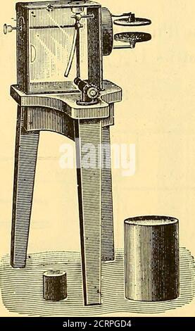 . Oeuvres de Pierre Curie : publiées par les soins de la Société française de physique . La lame L est déviée dela verticale et, lappareil étant bien isolé, cette lame Garde sadéviation pendant un temps considérable lorsque aucune substance () Daprès une notice publiée par la Société centrale de Produits chimiques,cet appareil a été présenté à la Société française de Physique (19 janvier 1900). 5ga oeuvres de p. curie. Radioaktives Nagit. Pour étudier leffet des substances radioactives,celles-CI, généralement réduites en poudre, sont étalées en couchesminces sur le Plateau P. Les Radiations émi Stockfoto