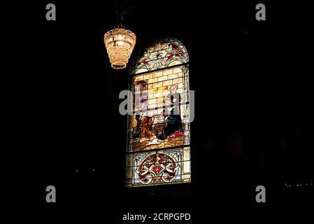 Ein Buntglasfenster mit einer religiösen Szene darauf Im Inneren der Chapelle Notre-Dame-de-Bon-Secours/Musée Marguerite-Bourgeoys im alten montreal in Que Stockfoto