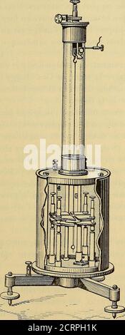 . Oeuvres de Pierre Curie : publiées par les soins de la Société française de physique . uf U problème dune manière générale, et nous croyons quen ces sortesde questions lexpérience est le meilleur Guide. ( ) CES petits miroirs sont construits par M. Werlein. NOUVEAUX ELI2CTHOMETERS UND QLAORXNTS APERIODIQUES. 573 M. Curie aimante les secteurs comme la figure CI-contre lin-dique (Abb.- 4)- Avec le dispositif adopté, on obtient (avec un filde ^ de millimètre) sinon le mouvement absolument apériodique,du moins un amortissement tout à fait suffisant dans la pratique.. La Figur 5 montre laspekt gén Stockfoto