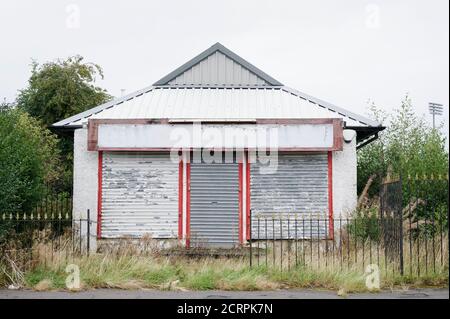 Verkommen aufgegeben Geschäft Geschäft in armen Wohnkrise Ghetto Immobilien Slum Paisley Stockfoto