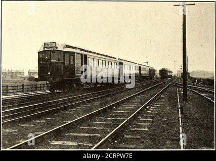 . Die Straßenbahn Zeitschrift . DER LANCASHIRE & YORKSHIRE EISENBAHN sorgfältige Untersuchung der elektrischen Bahnbedingungen in Amerika und anderswo. Die Regelung wurde im Allgemeinen von J. A. F.Aspinwall, dem Generaldirektor des Unternehmens, der lange die Möglichkeiten der großen Verkehrsentwicklung in den ausgezeichneten Wohnvierteln, die zwischen Liverpool und Southport liegen, und auf der Nordseite der letzteren Stadt, agorealisiert Und daser konnte nicht befriedigend durch eine Dampfeisenbahn Ausrüstung bedient werden.die Geschichte der Ausrüstung der Linie, nach der Entscheidung, elektrische Energie zu verwenden, kann Brie sein Stockfoto