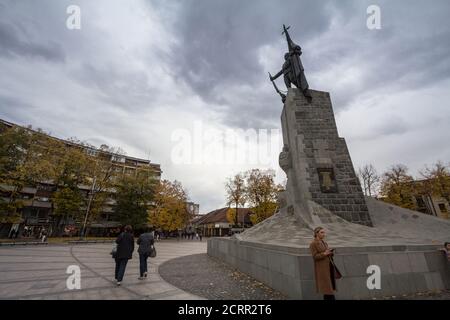 KRALJEVO, SERBIEN - 10. NOVEMBER 2019: Denkmal für den serbischen Soldaten, genannt Milutin, auf dem Hauptplatz von Kralevo, Trg SRPSKIH Ratnika, ein großes lan Stockfoto