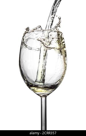 Spritzer von weißem Sekt in einem Glas auf einem weißen isolierten Hintergrund. Nahaufnahme Stockfoto