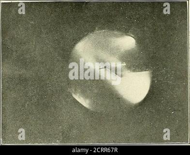 . Die Grundsätze und Praxis der roentgenologischen Technik . Abb. 103.- Fine Focus, Hochvakuum Rohr.. Abb. 104. – umgekehrte Polarität. Die Kathode hat die Anode. Der Bereich der Fluoreszenz ist oberhalb und im hinteren Teil des Targets. Stockfoto