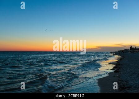 Eine ruhige Meeresfotografie am Abend. Blauer Himmel. Wellen auf dem Wasser aus der Nähe Stockfoto