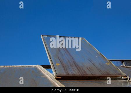 Offenes Glas-Oberlicht auf dem Dach eines verlassenen Gewächshauses Stockfoto