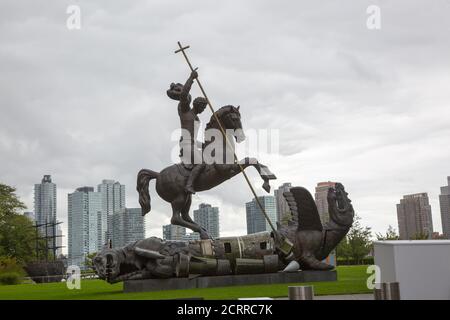 'Good Niederlagen Böse', Skulptur, die St. George beim Töten des Drachen bei den Vereinten Nationen zeigt, präsentiert von der Sowjetunion 1990 vom Bildhauer Surab Zereteli. Der Drache ist aus Fragmenten sowjetischer SS-20-Raketen und US-Pershing-Atomraketen entstanden, die im Rahmen des Vertrags über die Mittelstreckennukleare Streitkräfte von 1987 zerstört wurden. Stockfoto