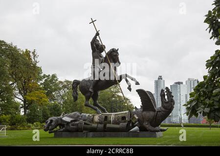 'Good Niederlagen Böse', Skulptur, die St. George beim Töten des Drachen bei den Vereinten Nationen zeigt, präsentiert von der Sowjetunion 1990 vom Bildhauer Surab Zereteli. Der Drache ist aus Fragmenten sowjetischer SS-20-Raketen und US-Pershing-Atomraketen entstanden, die im Rahmen des Vertrags über die Mittelstreckennukleare Streitkräfte von 1987 zerstört wurden. Stockfoto