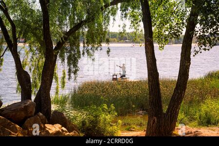 Kiew / Ukraine - 30. August 2020 - Fischer auf dem Dnjepr Fluss in Kiew, Ukraine während eines schönen sonnigen Nachmittag des Sommers Stockfoto