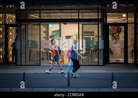 BELGRAD, SERBIEN - 4. SEPTEMBER 2020: Junge Menschen, junger Mann und zwei junge Mädchen, zu Fuß mit einer Geschwindigkeit verschwommen tragen Gesichtsmaske Schutzausrüstung o Stockfoto