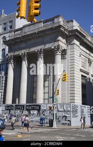 Black Lives Matter Installation, mit den Namen vieler afrikanischer Amerikaner, die von der Polizei getötet wurden, vor dem Daryl Roth Theater ursprünglich die Union Square Savings Bank, ein Wahrzeichen von NYC, erbaut 1905-07, entworfen von Henry Bacon. Union Square East & E. 15th Street. Stockfoto