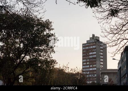 Hochhäuser aus dem Bezirk Blok 21 in Novi Beograd, in Belgrad, Serbien ein traditionelles kommunistisches Wohnensemble mit einem brutalistischen Stil. Stockfoto