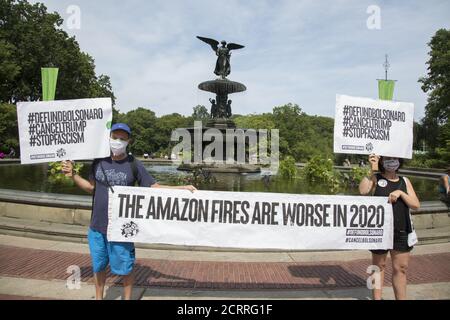 Demonstration und marsch am Bethesda Fountain im Central Park, organisiert von "Extinction Rebellion", um die Aufmerksamkeit auf die unmittelbare Notwendigkeit eines Systemwechsels in den USA und auf der ganzen Welt zu lenken, um die Klimakrise zu bekämpfen, die jetzt weltweit in Form von Waldbränden, Wirbelstürmen, Dürren und Überschwemmungen sowie Luft- und Wasserverschmutzung in einem beispiellosen Ausmaß. Stockfoto