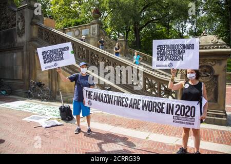 Demonstration und marsch am Bethesda Fountain im Central Park, organisiert von "Extinction Rebellion", um die Aufmerksamkeit auf die unmittelbare Notwendigkeit eines Systemwechsels in den USA und auf der ganzen Welt zu lenken, um die Klimakrise zu bekämpfen, die jetzt weltweit in Form von Waldbränden, Wirbelstürmen, Dürren und Überschwemmungen sowie Luft- und Wasserverschmutzung in einem beispiellosen Ausmaß. Stockfoto