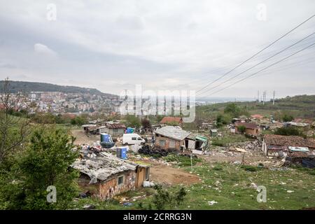 BELGRAD, SERBIEN - 14. APRIL 2019: Panorama des Slums f Mirijevo, hauptsächlich von roma bewohnt, in einem armen, unterentwickelten Teil der CI Stockfoto