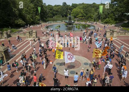 Demonstration und marsch am Bethesda Fountain im Central Park, organisiert von "Extinction Rebellion", um die Aufmerksamkeit auf die unmittelbare Notwendigkeit eines Systemwechsels in den USA und auf der ganzen Welt zu lenken, um die Klimakrise zu bekämpfen, die jetzt weltweit in Form von Waldbränden, Wirbelstürmen, Dürren und Überschwemmungen sowie Luft- und Wasserverschmutzung in einem beispiellosen Ausmaß. Stockfoto