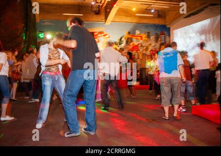Paris, Frankreich, große Menschenmassen öffentliche Veranstaltungen, Bastille Day Celebration, 14. Juli Tanz. Französische Frauen tanzen beim Feuerwehrball. Feiertagsfeier mit Tanz Stockfoto