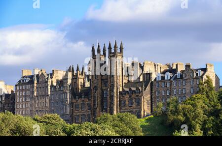 Blick auf den Mound in der Altstadt mit dem zweitürmigen New College-Gebäude, Edinburgh, Schottland Stockfoto