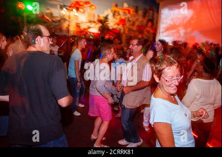Paris, Frankreich, öffentliche Veranstaltungen, Bastille Day Celebration, 14. Juli Tanz. Französische Frauen große Menschenmenge, die beim Feuerwehrball tanzen. Feiertagsfeier mit Tanz Stockfoto