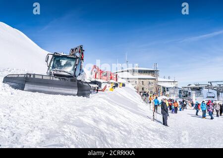 Zakopane, Polen März 2019 Touristen besichtigen die Spitze des Kasprowy Wierch mit mehreren Pistenbuden vor Ort und Skilifte im Hintergrund geparkt Stockfoto