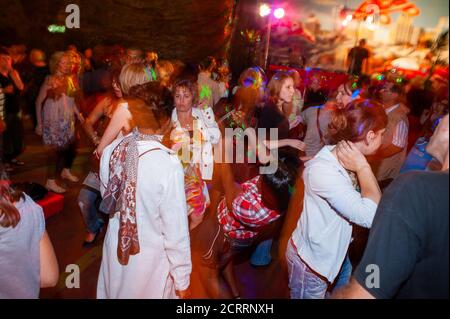 Paris, Frankreich, öffentliche Veranstaltungen, Bastille Day Celebration, 14. Juli Tanz. Französische Frauen tanzen beim Feuerwehrball. frankreich ist vielfältig, bal france Stockfoto