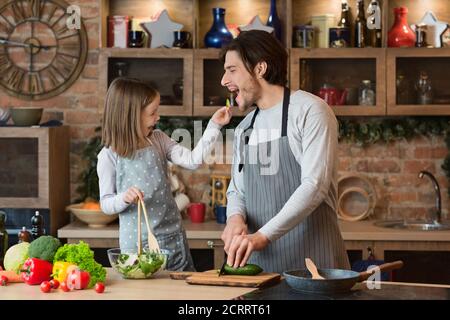 Happy Young Family Vater Und Tochter Spaß Beim Kochen In Der Küche Stockfoto