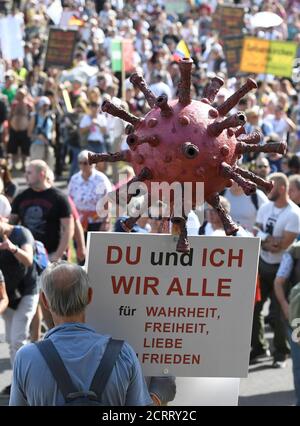 Düsseldorf, Deutschland. September 2020. Teilnehmer einer Demonstration protestieren mit Schildern auf den Rheinwiesen gegen die Maßnahmen zur Bekämpfung des Coronavirus. Quelle: Roberto Pfeil/dpa/Alamy Live News Stockfoto