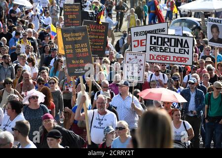 Düsseldorf, Deutschland. September 2020. Teilnehmer einer Demonstration protestieren mit Schildern auf den Rheinwiesen gegen die Maßnahmen zur Bekämpfung des Coronavirus. Quelle: Roberto Pfeil/dpa/Alamy Live News Stockfoto