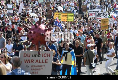 Düsseldorf, Deutschland. September 2020. Teilnehmer einer Demonstration protestieren mit Schildern auf den Rheinwiesen gegen die Maßnahmen zur Bekämpfung des Coronavirus. Quelle: Roberto Pfeil/dpa/Alamy Live News Stockfoto