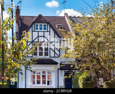 Fassade und Hauptfassade von 23 Cranley Gardens in Muswell Hill, North London Stockfoto