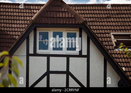 Blick auf das Dachfenster des 23 Cranley Gärten Stockfoto