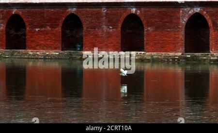 Kathmandu, Nepal. September 2020. Ein Kran fliegt am 20. September 2020 über dem Ranipokhari-Teich in Kathmandu, der Hauptstadt Nepals. Der Wiederaufbau des Ranipokhari-Teiches befindet sich auf der letzten Etappe, die während des schweren Erdbebens im April 2015 schwer beschädigt wurde und im 17. Jahrhundert erbaut wurde. Quelle: Sunil Sharma/ZUMA Wire/Alamy Live News Stockfoto