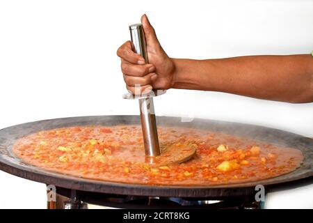 PAV Bhaji wird in den Straßen Indiens gekocht, indisches Mumbai Essen Pav Bhaji, Pav Bhaji ist ein Fast-Food-Gericht aus Indien, dickes und würziges Gemüse-Curry, Stockfoto