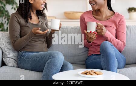Von zwei Damen, die zu Hause Kaffee trinken, geschnitten Stockfoto