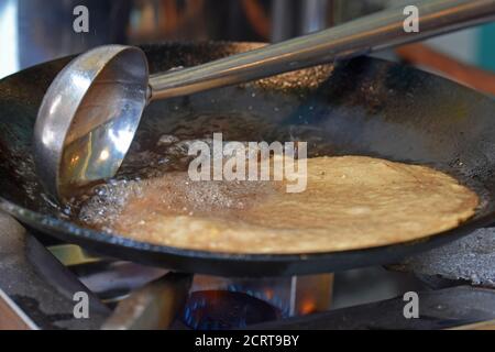 Indisches Fladenbrot - Aloo Kulcha mit Choley oder gefüllter Kartoffel Brot oder gefüllte Aloo Paratha, Kochen, selektive Fokus Stockfoto