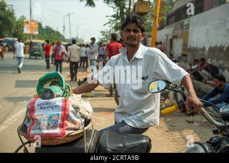 Ein Klempner stapelt seine Werkzeuge auf seinem Zweirad in Noida.Labor Chowk von Noida, ein Ort, wo die Menschen zur Arbeit kommen. Sie kommen normalerweise morgens an diesem Hub. Arbeiter, die hierher kommen, sind meistens Maurer, Zimmerleute, Maler, Tagelöhner, Klempner usw. Die Arbeitslosigkeit in Indien ist aufgrund der landesweiten Sperrung aufgrund von Covid-19 gestiegen. Stockfoto