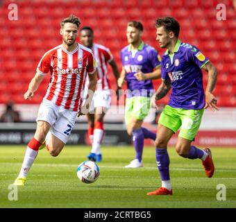 Stoke, Staffordshire, Großbritannien. September 2020. 20. September 2020; bet365 Stadion, Stoke, Staffordshire, England; EFL Championship Football, Stoke City gegen Bristol City; Nick Powell von Stoke City steuert einen Ball verlieren Kredit: Action Plus Sports Images/Alamy Live News Stockfoto