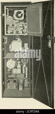 . Das Bell System technische Journal . Stal wurde in einem improvedtype Halter verwendet, entworfen, um einen konstanten Druck auf das Kristall 584 BELL SYSTEM TECHNISCHE JOURNAL zu halten und gleichzeitig jede seitliche Bewegung zu verhindern, die eine Änderung in der Kristallfrequenz verursachen würde. Der Kristall und sein Halter sind in einem Ofen mit einem verbesserten Thermostat montiert, der die Temperatur des Kristalls innerhalb extrem enger Grenzen konstant hält. Dieser Ofen mit konstanter Temperatur ist als integrale Komponente des Oszillators gebaut, der für die Arbeit des Kristalls unter den Bedingungen konzipiert wurde Stockfoto