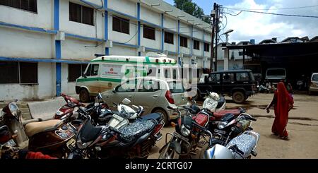 DISTRIKT KATNI, INDIEN - 13. AUGUST 2019: Parkplatz des indischen staatlichen Krankenhauses. Stockfoto