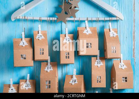 Einzigartiger Weihnachts-Adventskalender, den Sie selbst zu Hause machen können Blauer Holzhintergrund Stockfoto