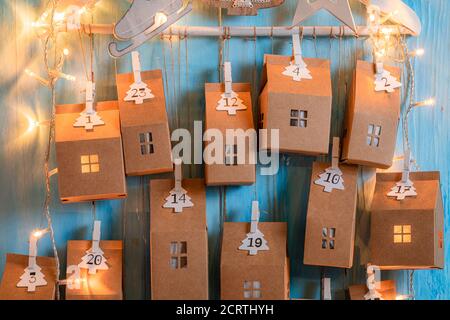 Kreativer Weihnachts-Adventskalender, den Sie zu Hause selbst gestalten können Blauer Holzhintergrund Stockfoto