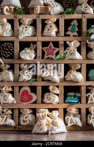 Originaler Adventskalender für Weihnachten als Countdown zum holidayson Dunkler Hintergrund Stockfoto