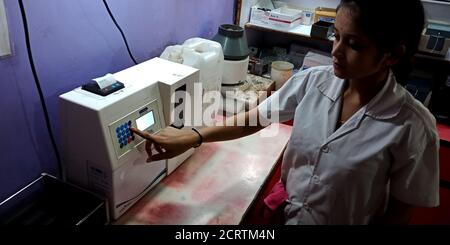 DISTRIKT KATNI, INDIEN - 27. SEPTEMBER 2019: Eine indische Labortechnikerin, die Taste auf dem Monitor im Pathologielabor in der städtischen Krankenhausabteilung drückt. Stockfoto