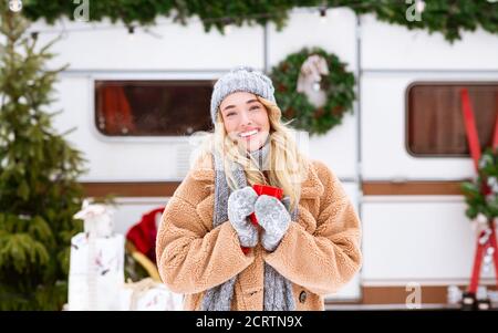 Winter Portrait Von Schönen Blondine Mit Roten Kaffee Becher In Hände Stockfoto