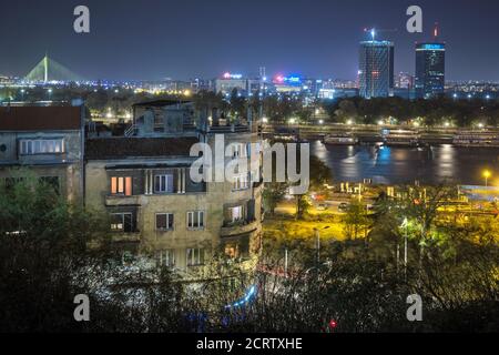 Belgrad / Serbien - 2. November 2019: Blick von der Belgrader Festung der Gemeinde Neu Belgrad (Novi Beograd) über den Fluss Sava, nachts. Stockfoto