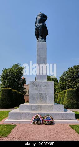 Belgrad / Serbien - 21. Juli 2019: Dankesdenkmal an Frankreich im Kalemegdan Park auf der Festung Belgrad, mit einem Kranz, der von Präsidenten Serbiens gelegt wurde Stockfoto