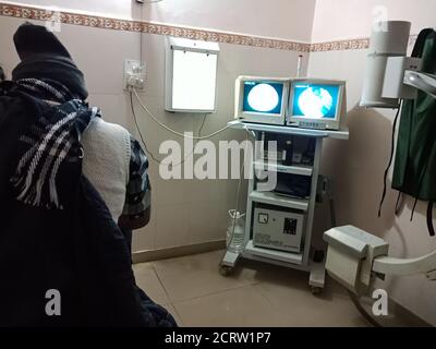 DISTRIKT KATNI, INDIEN - 29. DEZEMBER 2019: Ein indischer Knochenfacharzt, der Handputz im Operationssaal des Krankenhauses anwendet. Stockfoto