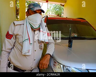 DISTRIKT KATNI, INDIEN - 21. MAI 2020: Ein indischer Polizist mit Gesichtsmast zum Schutz vor Corona-Viren. Stockfoto