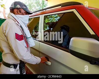 DISTRIKT KATNI, INDIEN - 21. MAI 2020: Ein indischer Polizist mit Gesichtsmast zum Schutz vor Corona-Viren. Stockfoto